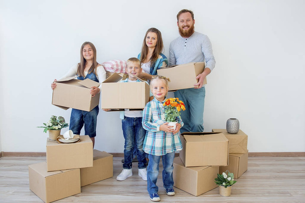 Family moving to a new house - Foto, Imagen