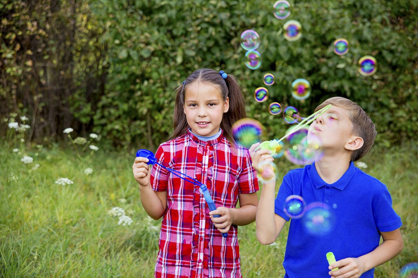 Kids playing with bubbles - Φωτογραφία, εικόνα