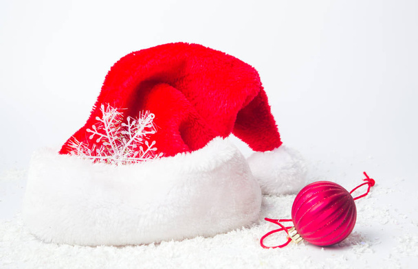 大きなサンタの帽子と赤のクリスマスの装飾ホワイト - 写真・画像