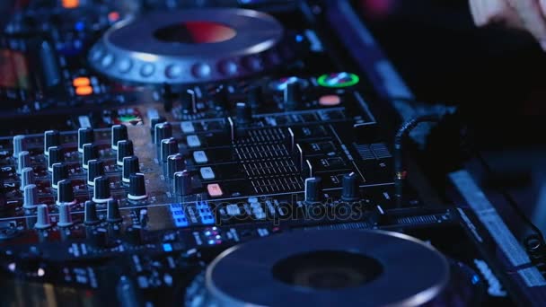 DJ mix παίζει στον ελεγκτή σε μια ντίσκο - Πλάνα, βίντεο
