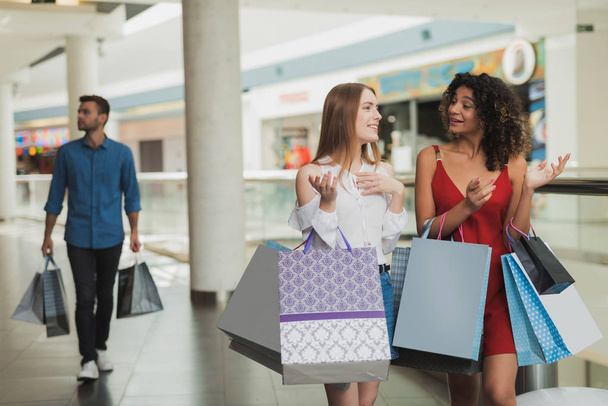 Girls are shopping at the mall. Sale in black Friday. Girls are shopping on a black Friday. - Foto, imagen