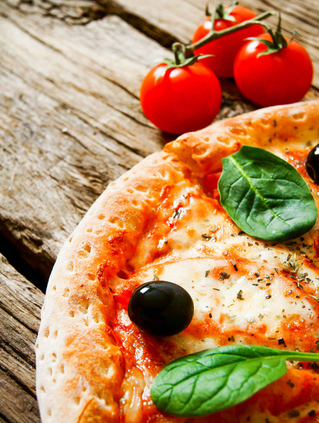 Pizza savoureuse, tomates et autres ingrédients
. - Photo, image