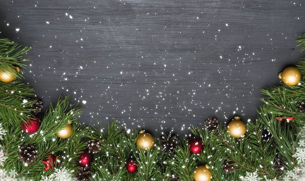 Noel dekorasyonu, çelenk çerçeve arka plan, siyah ahşap masa üzerinde kopya alanı ile Üstten Görünüm - Fotoğraf, Görsel