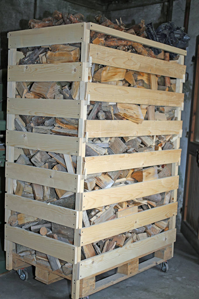 palety z kawałków cięcia drewna gotowy do wypalenia jako ogrzewanie dur - Zdjęcie, obraz