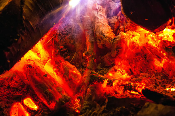 A bonfire made of birch firewood close-up. - Fotoğraf, Görsel