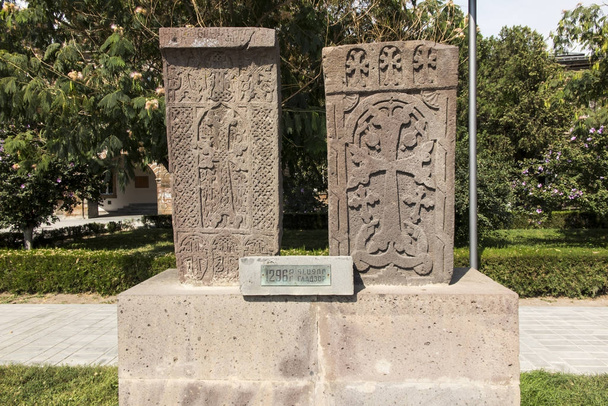 Stone cross, a Echmiadzin (Vagharshapat) készült vörös kő tufa. - Fotó, kép