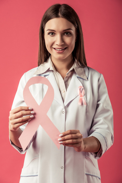 Γυναίκα έναντι του καρκίνου του μαστού - Φωτογραφία, εικόνα