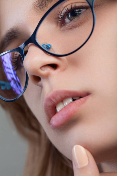 Closeup portret van een jong mooi meisje met bril met natuurlijke make-up. Vogue stijl portret. - Foto, afbeelding