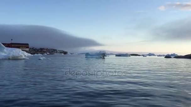 Jäävuoret Grönlanti arktisella merellä. Voit helposti nähdä, että jäävuori on vedenpinnan yläpuolella ja vedenpinnan alla. Joskus on uskomatonta, että 90% jäävuoresta on veden alla.
  - Materiaali, video