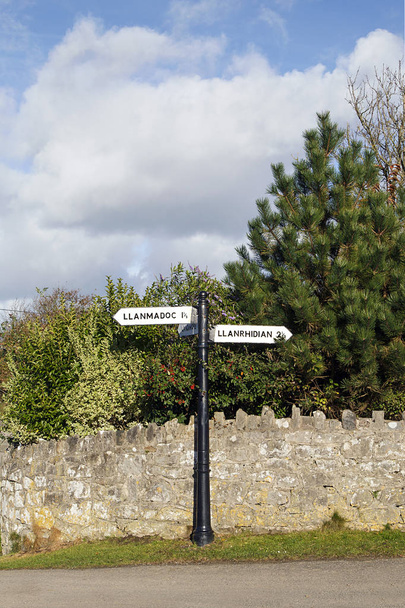 Загородный пост в сельской местности Уэльса с садовой стеной в вертикальном формате
 - Фото, изображение