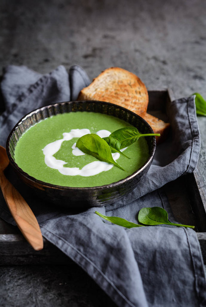 Spinach soup with sour cream - Фото, изображение