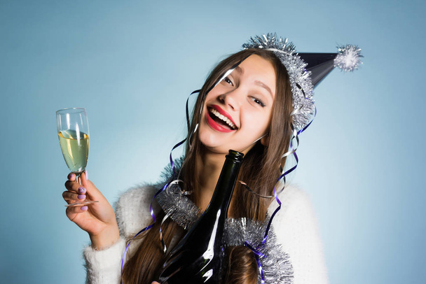 funny drunken young girl celebrates the new year 2018, drank a lot of champagne - Фото, изображение