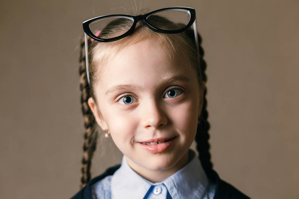 μικρό κορίτσι που φοράει γυαλιά - Φωτογραφία, εικόνα