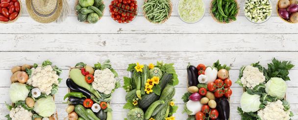 λαχανικά θέα πάνω στο ξύλινο τραπέζι κουζίνας λευκά, web banner co - Φωτογραφία, εικόνα