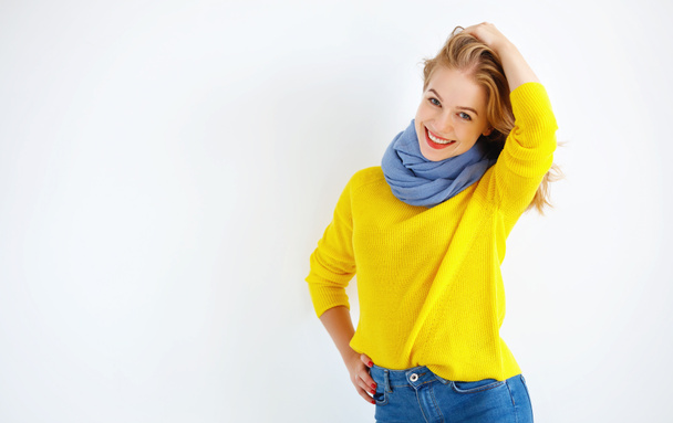 Młoda kobieta ppy w żółty sweterek na białym tle - Zdjęcie, obraz