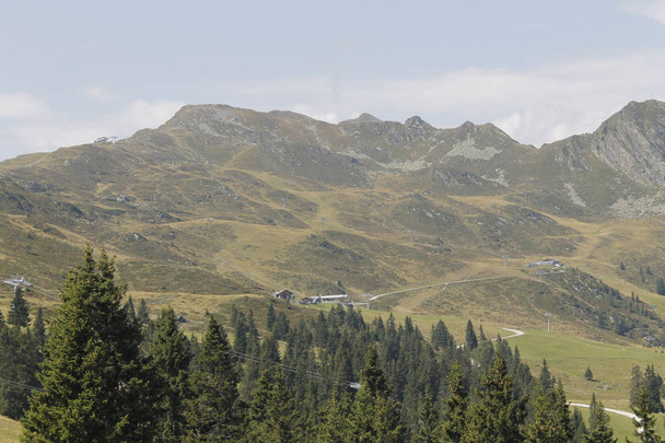 uitzicht op alpine bergen in Noord-Italië - Foto, afbeelding