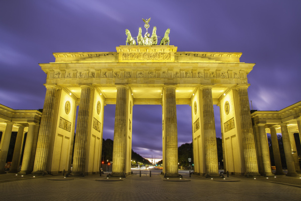 Braniborská brána (Brandenburger Tor) v Berlíně při západu slunce - Fotografie, Obrázek