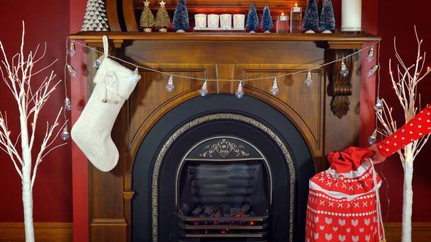居心地の良いクリスマス装飾休日マントルピース、火災場所 - 写真・画像