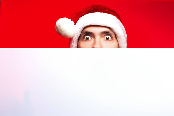 Boże Narodzenie nowy rok koncepcja, stylowe facet santa hat bardzo zaskoczony - Zdjęcie, obraz