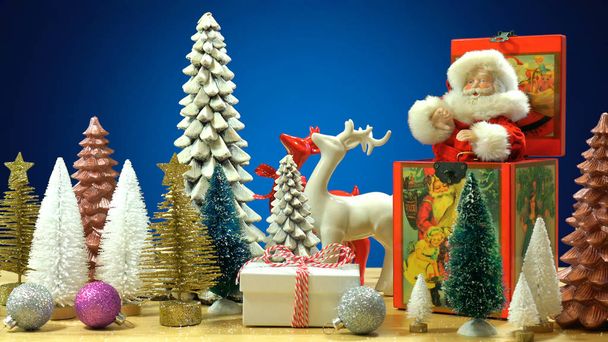 Χριστουγεννιάτικο σκηνικό με δέντρα και παλιά ρετρό μουσικό κουτί. - Φωτογραφία, εικόνα