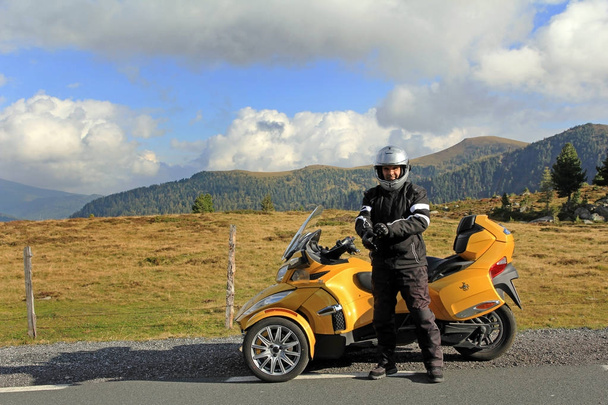 Motorsport en las montañas. Buena ropa de moto ofrece seguridad en el automovilismo
 - Foto, imagen