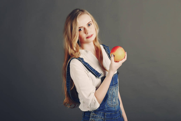 girl with apple - Zdjęcie, obraz