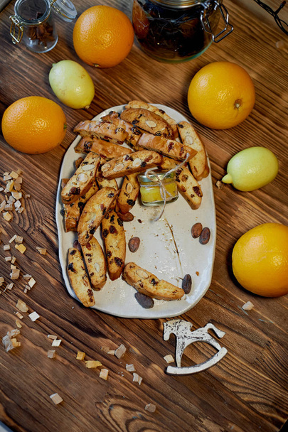 Biscotti Cookie, un pot de miel et de fruits.L'atmosphère de chaleur et de confort. Nouvelle atmosphère de l'année
 - Photo, image