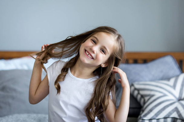 Portrait of a beautiful smiling little girl - Φωτογραφία, εικόνα