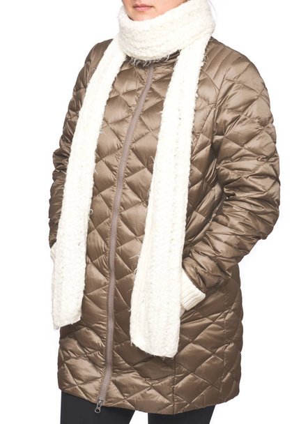 Genç kadın mantar beyaz arka plan üzerinde izole ceket aşağı - Fotoğraf, Görsel