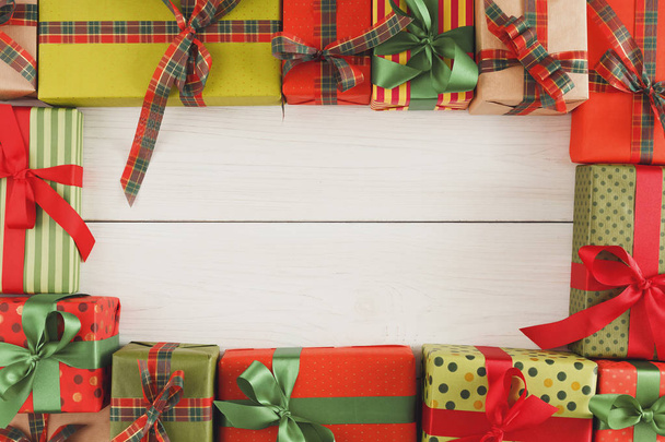Bir sürü hediye kutuları beyaz tahta üzerinde gazetede Noel hediyeleri - Fotoğraf, Görsel