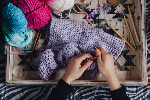 Woman hands knitting with purple wool - Foto, Imagem
