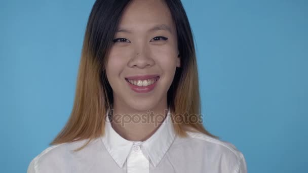 piękne koreański kobieta szczęśliwy uśmiechający się - Materiał filmowy, wideo