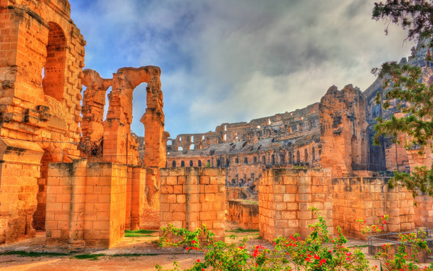 Amphithéâtre d'El Jem, site du patrimoine mondial de l'UNESCO en Tunisie
 - Photo, image