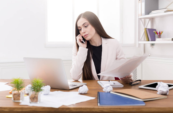 Biznesowe rozmowy, Kobieta konsultacji przez telefon w biurze - Zdjęcie, obraz