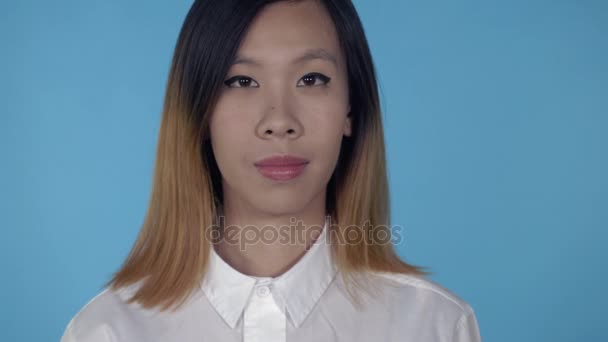 korealainen onnellinen nainen osoittaa ele ok
 - Materiaali, video