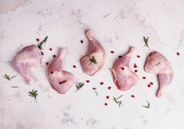 Raw chicken legs with pomegranate prepared for cooking - Foto, imagen