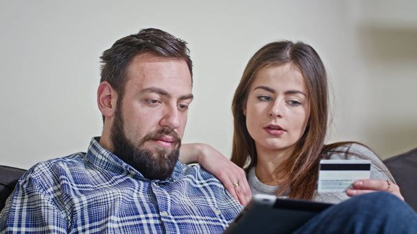 Młoda para w domu kupuje przez internet - Zdjęcie, obraz