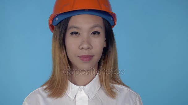 krásné korejský šťastný builder zobrazeno gesto dobré - Záběry, video