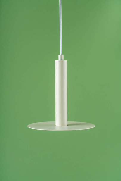 Lampe suspendue en métal beige
 - Photo, image