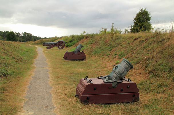 Artillería de la época colonial en el campo de batalla de Yorktown en el estado de Virginia
 - Foto, imagen