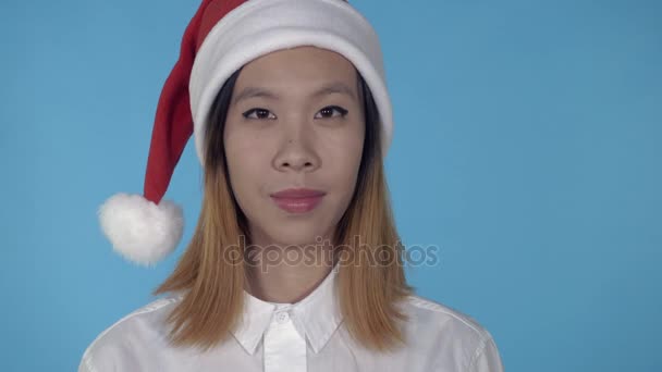 piękna dziewczyna koreański Boże Narodzenie pokazuje gest ok - Materiał filmowy, wideo