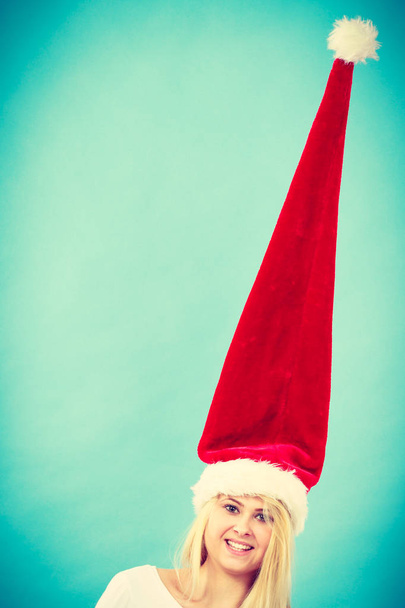 Woman wearing windblown crazy santa hat - Foto, Imagen