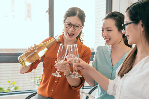 Happy zralá podnikatelka nalévat šampaňské - Fotografie, Obrázek