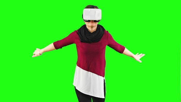 Femme nageant avec un casque VR
. - Photo, image