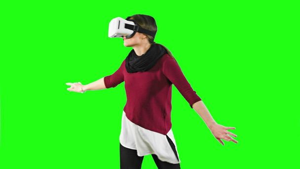 Mulher virando a cabeça com um fone de ouvido VR ligado
. - Foto, Imagem