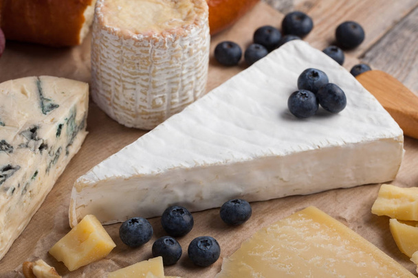 Verkostung Käsegericht. Essen für Wein und Romantik, Käsedelikatesse auf einem rustikalen Holztisch - Foto, Bild