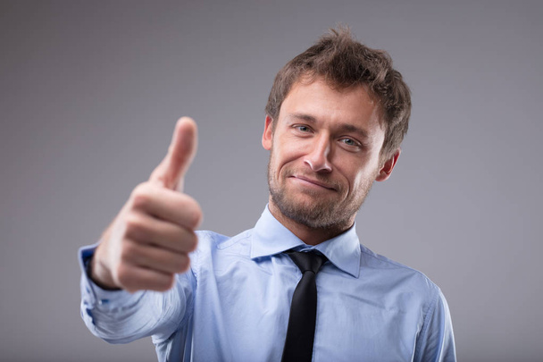Счастливый успешный человек подает большой палец вверх жестом
 - Фото, изображение