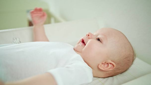 Baby Lying in Bed at Home. Mouth Open - Foto, Bild