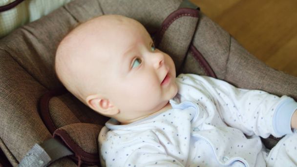 Aranyos baba fekvő babakocsi - Fotó, kép