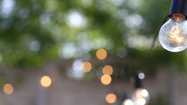 Glühbirnen-Girlanden aus nächster Nähe. Glühbirnenglanz als Dekoration für den Urlaub in Großaufnahme - Filmmaterial, Video